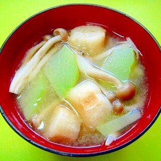 隼人瓜としめじ焼き麩の味噌汁